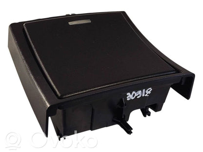 Pelnutrauks (aizmugurē)