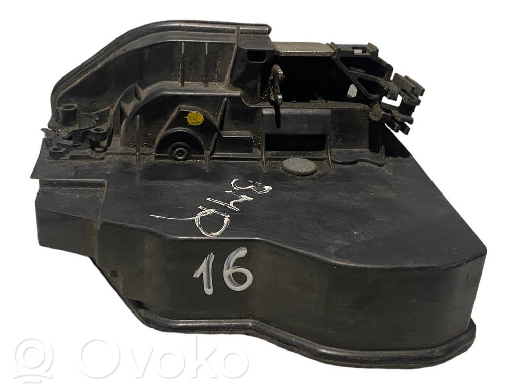 Priekšpusē slēdzene