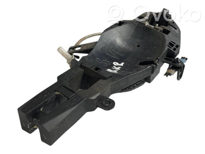 Priekšpusē turētājs / kronšteins ārējam atvēršanas rokturim