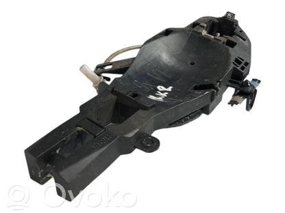 Priekšpusē turētājs / kronšteins ārējam atvēršanas rokturim