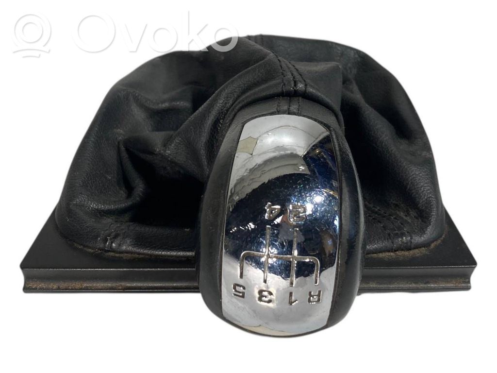 Ātrumu pārslēgšanas sviras dekoratīvā apdare (āda, uzgalis)