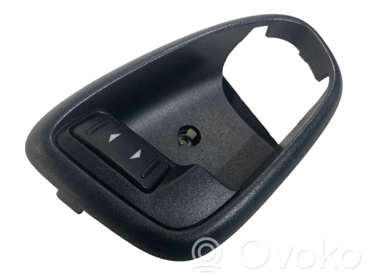 Priekšpusē durvju roktura vāciņš