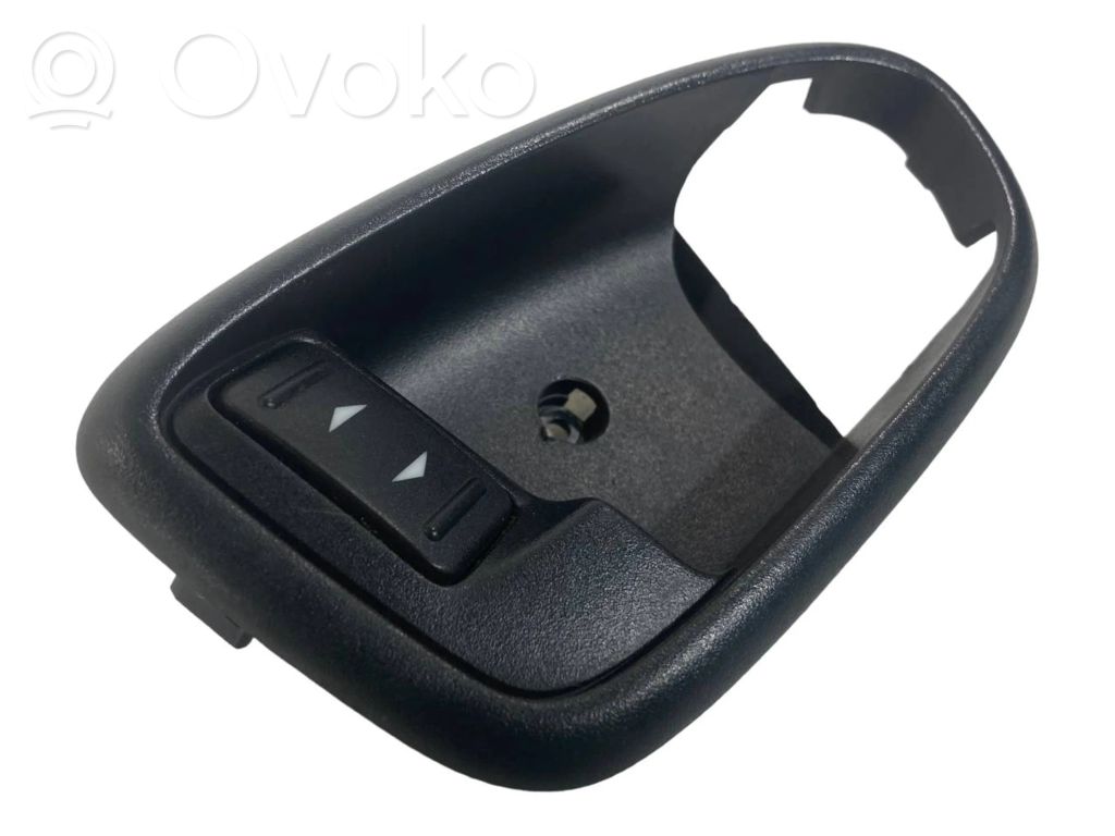 Priekšpusē durvju roktura vāciņš