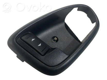 Priekšpusē durvju roktura vāciņš