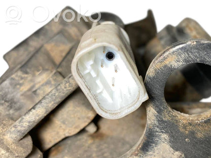 Priekšpusē amortizators ar atsperi