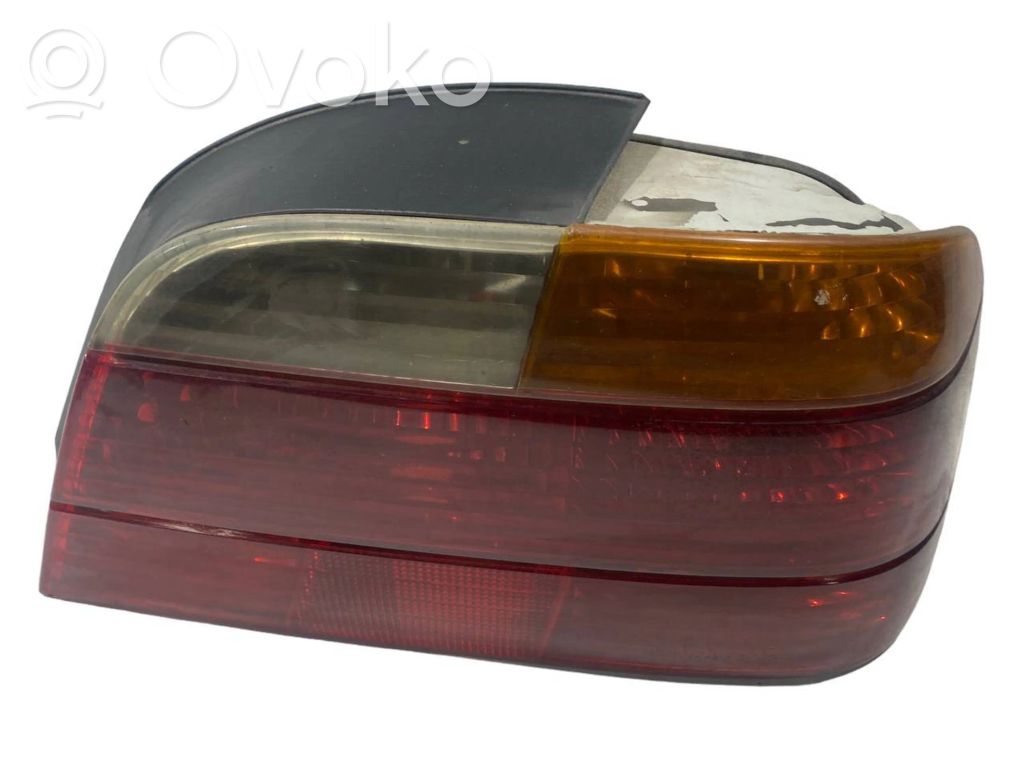 Aizmugurējais lukturis virsbūvē