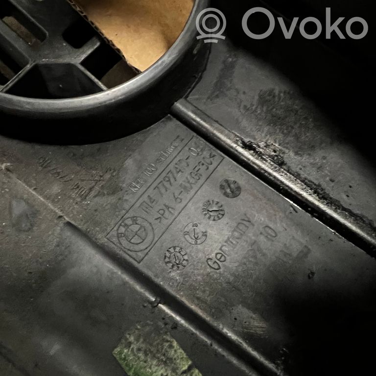 Dzinēja pārsegs (dekoratīva apdare)