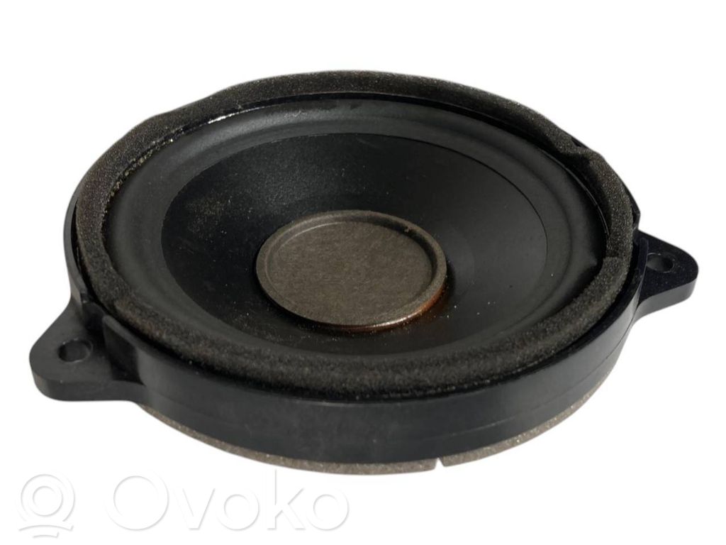 Speaker(s) in front door