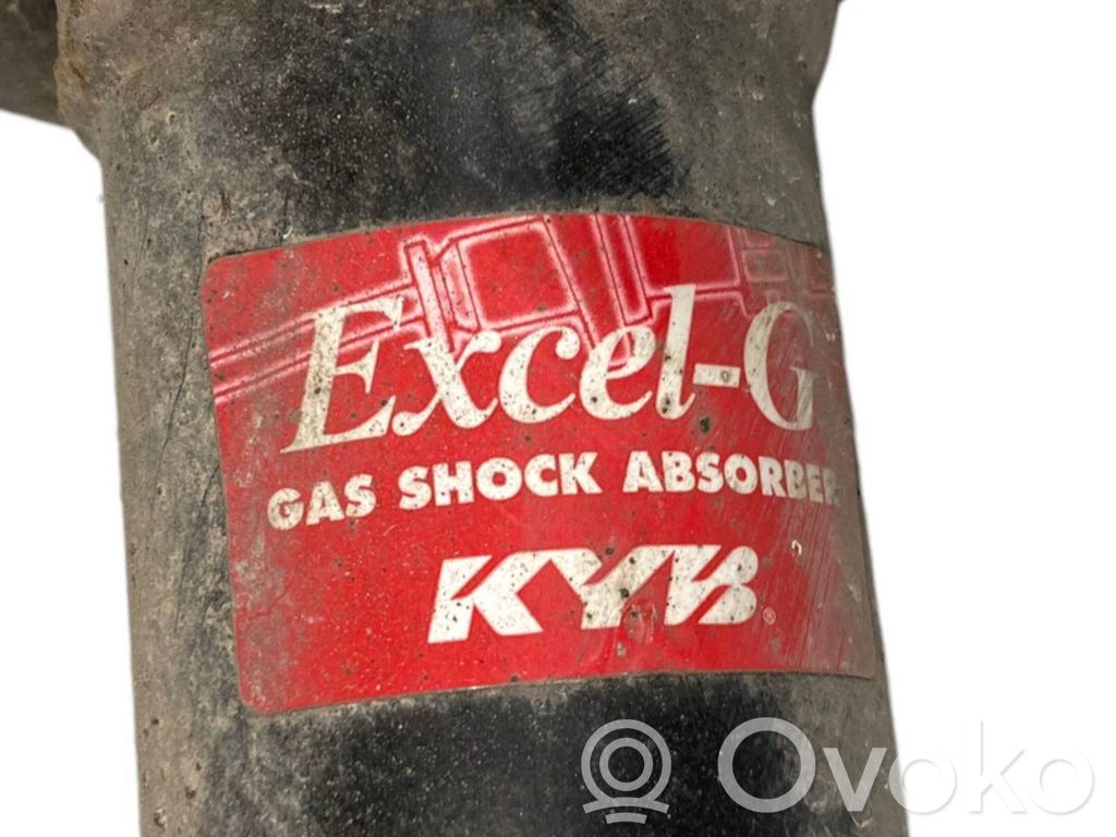 Priekšpusē amortizators ar atsperi