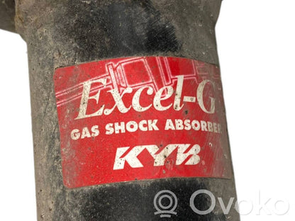 Priekšpusē amortizators ar atsperi