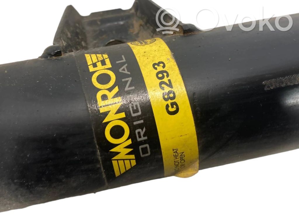 Priekšpusē amortizators ar atsperi