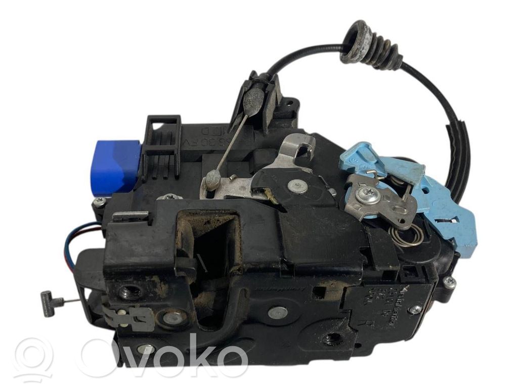 Priekšpusē slēdzene