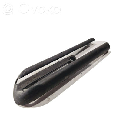 Декоративная отделка направляющей сиденья переднего пассажира