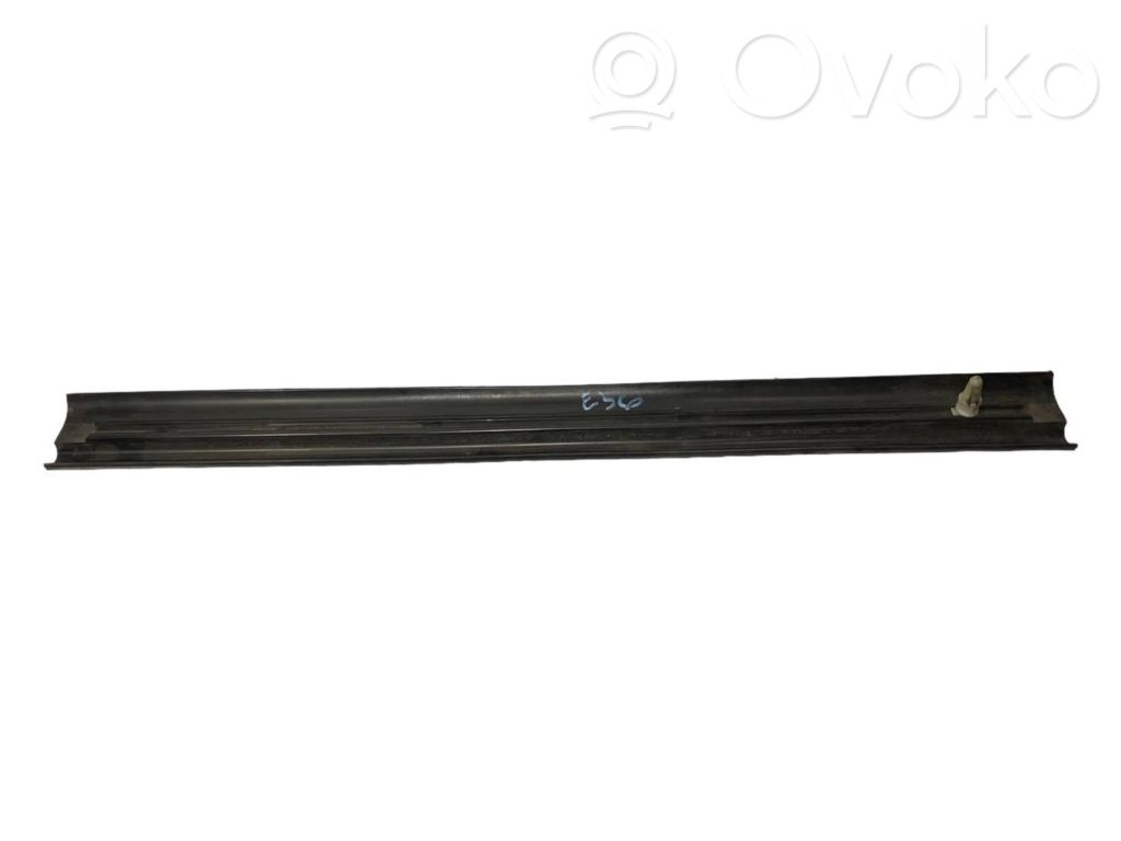 Priekšējā sliekšņa dekoratīvā apdare (iekšējā)