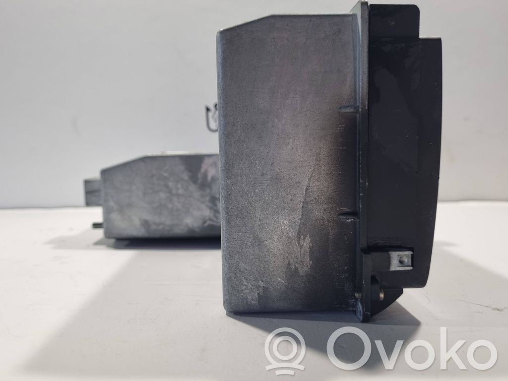 Radio / CD/DVD atskaņotājs / navigācija