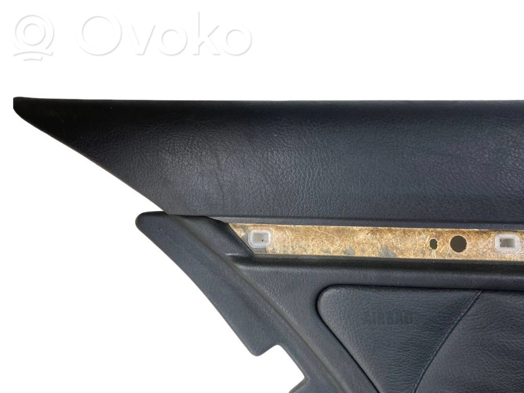 Apšuvums aizmugurējām durvīm