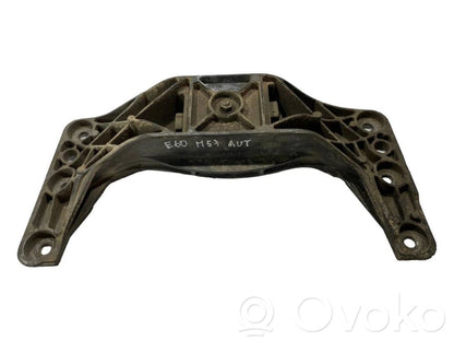 Transmission mounting bracket