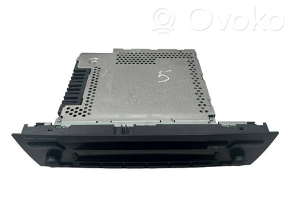 Radio / CD/DVD atskaņotājs / navigācija