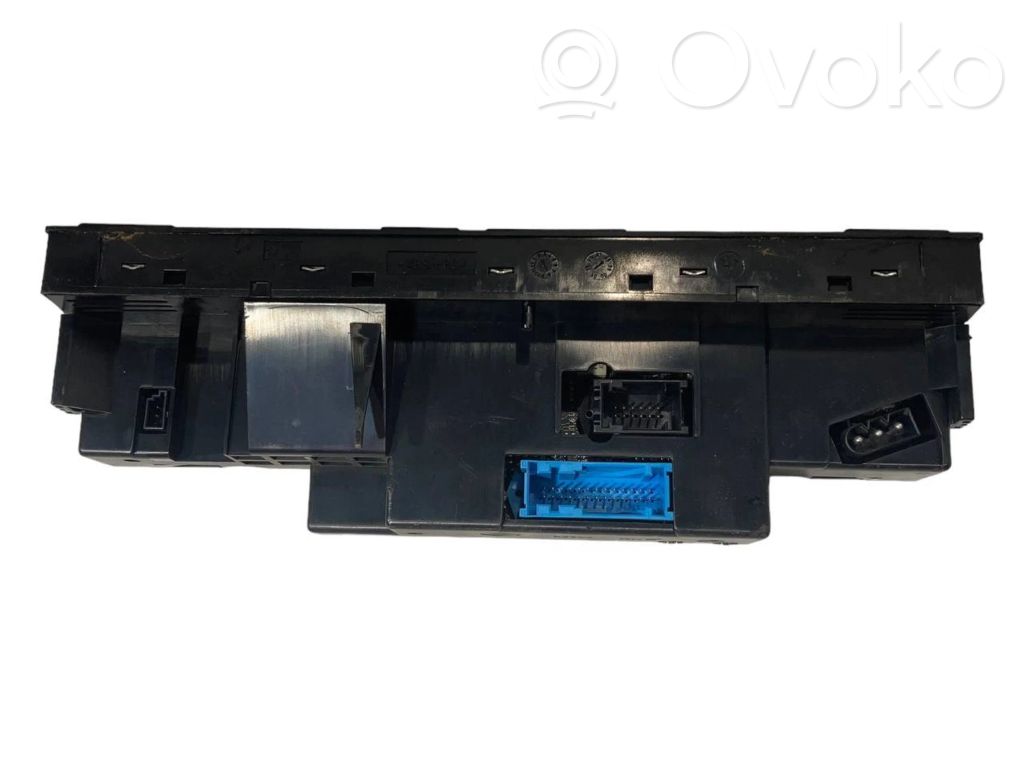 Gaisa kondicioniera / klimata kontroles / salona apsildes vadības bloks (salonā)