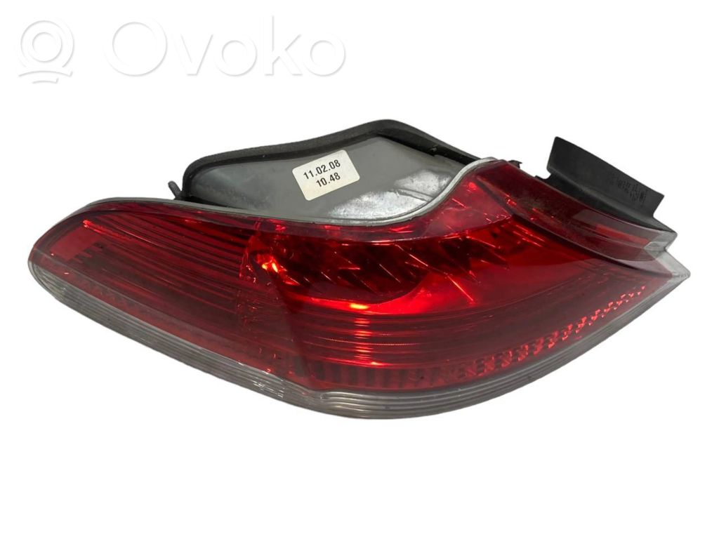 Задний фонарь в кузове