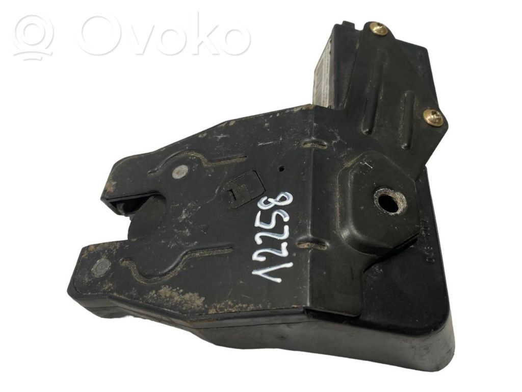 Aizmugurējā pārsega slēdzene