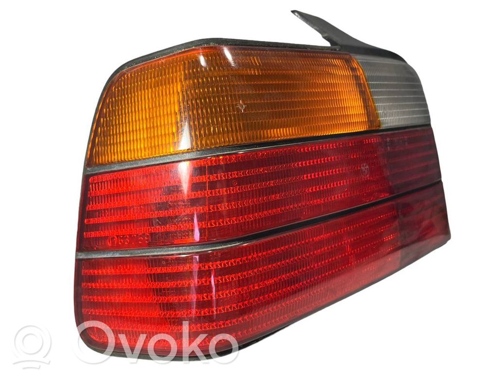 Aizmugurējais lukturis virsbūvē