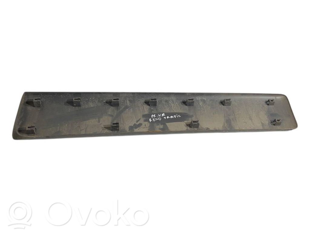 Priekšpusē durvju dekoratīvā apdare (moldings)