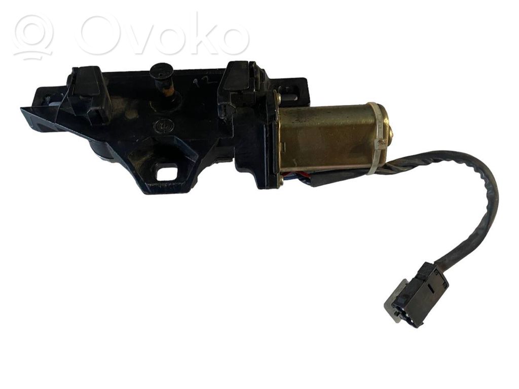 Aizmugurējā pārsega pievilcējs