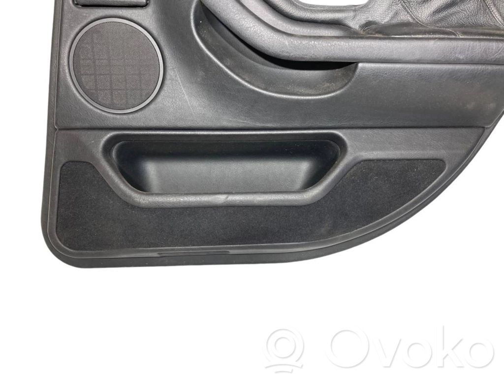 Apšuvums aizmugurējām durvīm