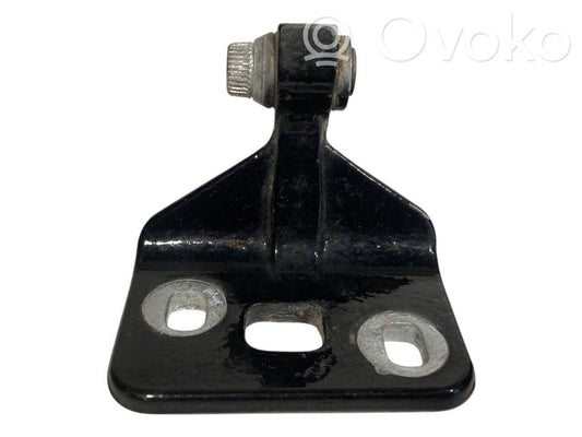 Aizmugurē apakšējā vira (eņģe)