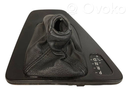 Ātrumu pārslēgšanas sviras dekoratīvā apdare (plastmasas)