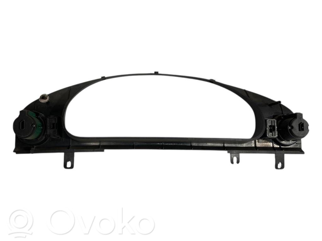 Instrumentu paneļa dekoratīvā apdare