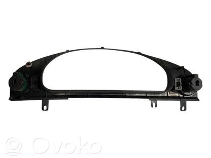 Instrumentu paneļa dekoratīvā apdare