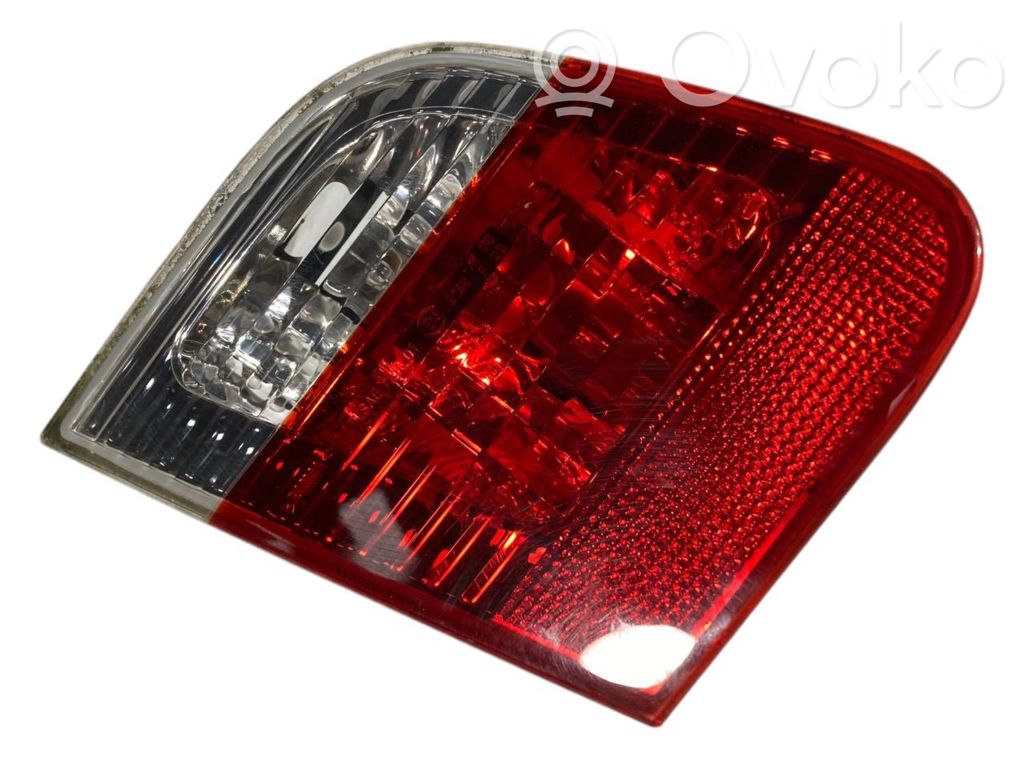 Aizmugurējais lukturis pārsegā