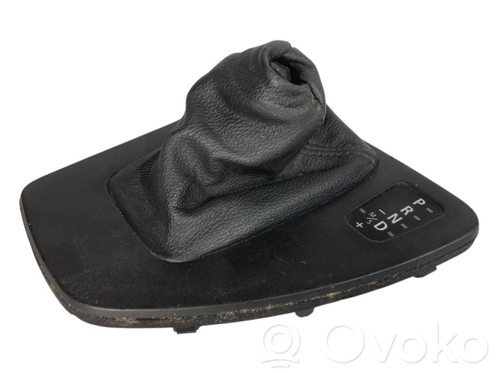 Ātrumu pārslēgšanas sviras dekoratīvā apdare (plastmasas)