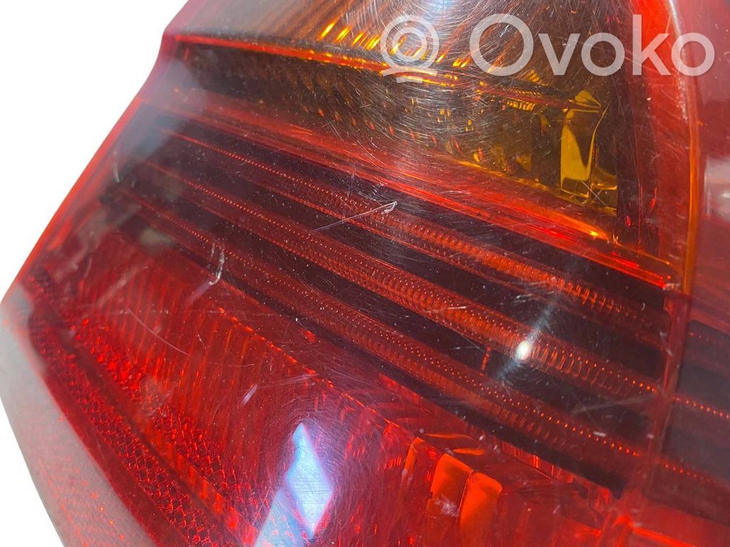 Aizmugurējais lukturis virsbūvē