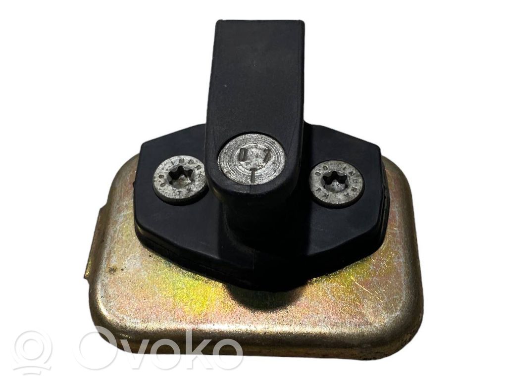 Priekšpusē slēdzenes cilpa