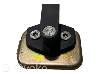 Priekšpusē slēdzenes cilpa