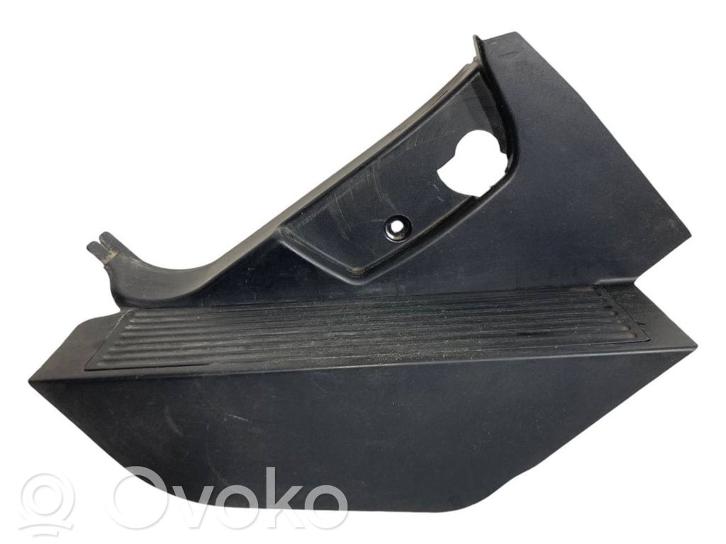 Kāju zonas sānu dekoratīvā apdare