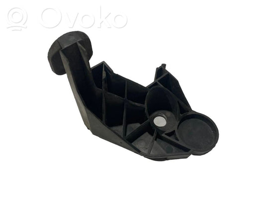 Priekšpusē bampera turētājs