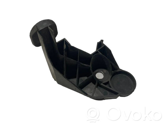 Priekšpusē bampera turētājs