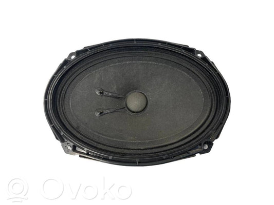 Skaļrunis (-i) aizmugurējā palodzē