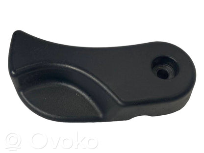 Dzinēja pārsega attaisīšanas rokturītis