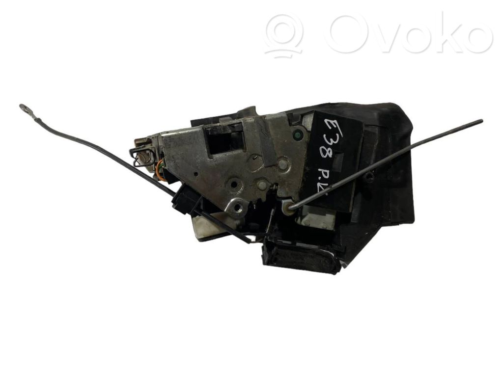 Priekšpusē slēdzene