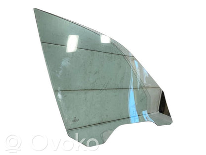 priekšējo durvju stikls (četrdurvju mašīnai)