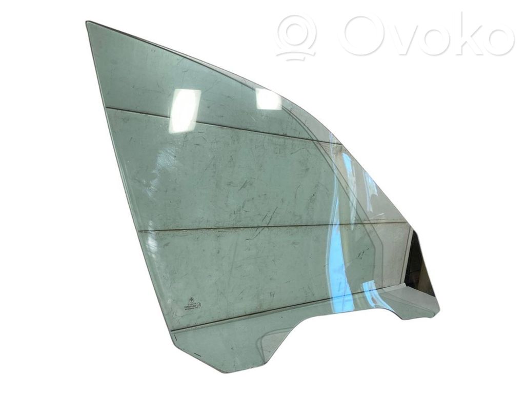 priekšējo durvju stikls (četrdurvju mašīnai)