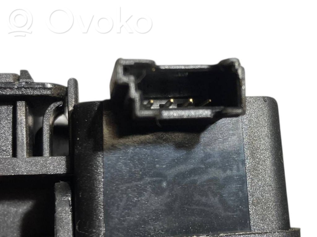 Aizmugurējā pārsega slēdzene