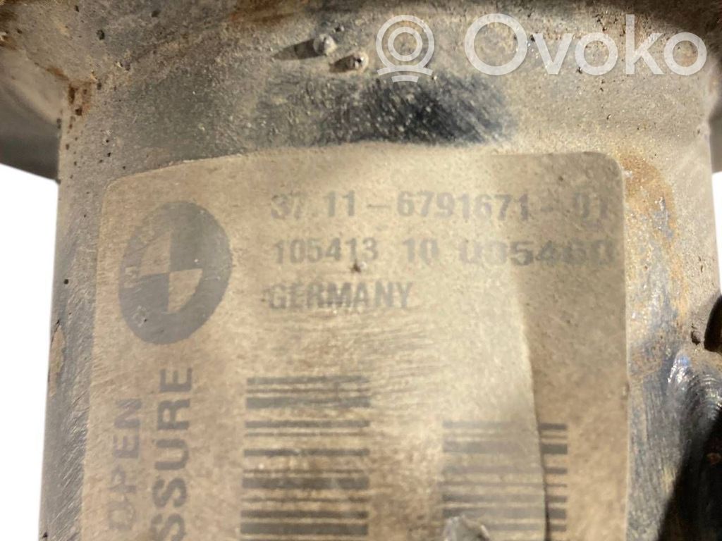 Priekšpusē amortizators ar atsperi