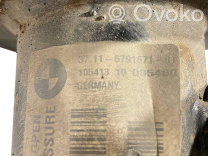 Priekšpusē amortizators ar atsperi