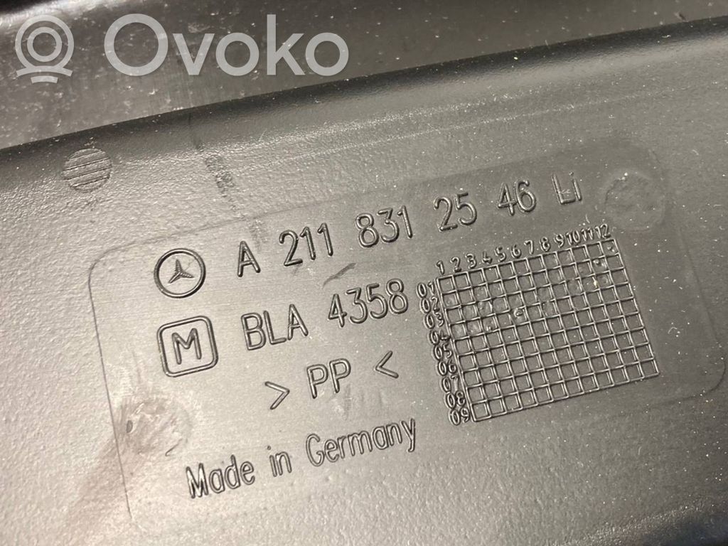 (B) statņa dekoratīvā apdare (apakšdaļa)